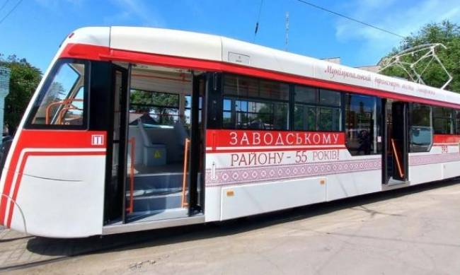 Трамвай у вишиванці: у Запоріжжі міський електротранспорт поповнився іменним вагоном фото