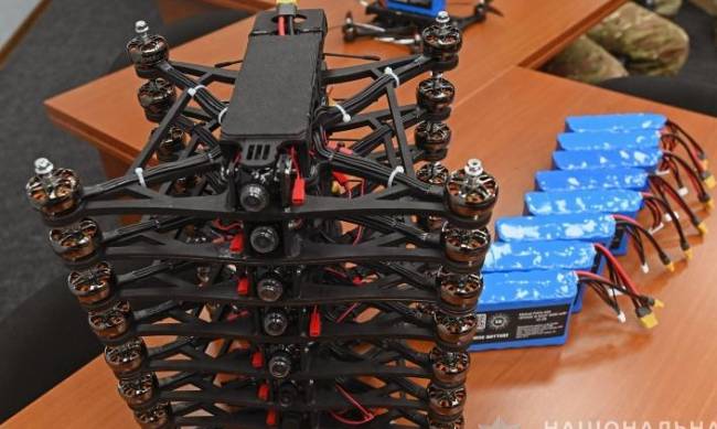 “Бойові пташки” для спецпризначенців: запорізьким правоохоронцям передали FPV-дрони, які виготовлені на пожертви фото