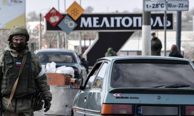 Майновий тиск окупантів на мешканців Мелітополя набирає обертів фото